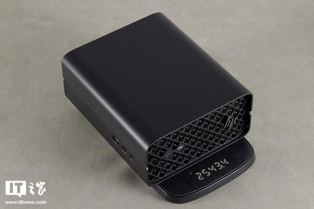 惠普 Z2 Mini G1a 迷你 AI 工作站图赏：横竖都能放，小巧又时尚