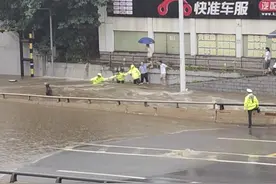 长沙一外卖小哥被大水冲进桥洞下 交警市民联手将其救出图片