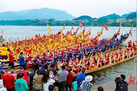 女子龙舟队备战龙舟赛图片