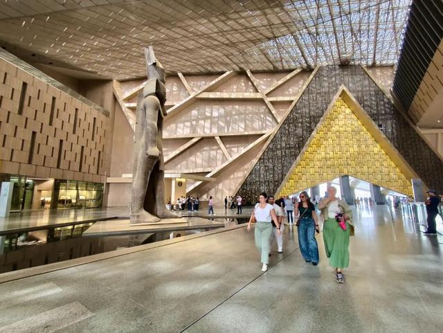 金字塔脚下的光与电