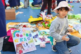 祥云路小学红领巾跳蚤市场开张   过新年逛大集还学知识图片