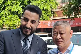 千万粉丝博主伊拉克老王现身荣昌，荣昌区委书记向其介绍非遗项目图片