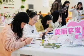 老公DIY穿戴甲送老婆，单身小哥哥学美甲“以备后用”，这是什么神仙沙龙图片