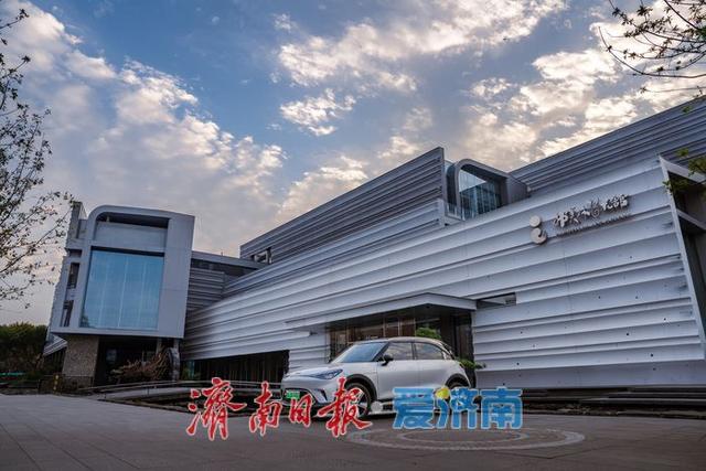 一年四季 泉在济南丨泉城广场日落余晖，绘就城市醉美画卷