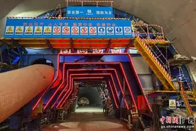 广西苍昭高速最长隧道贯通 头盔芯片定位系统保施工安全图片