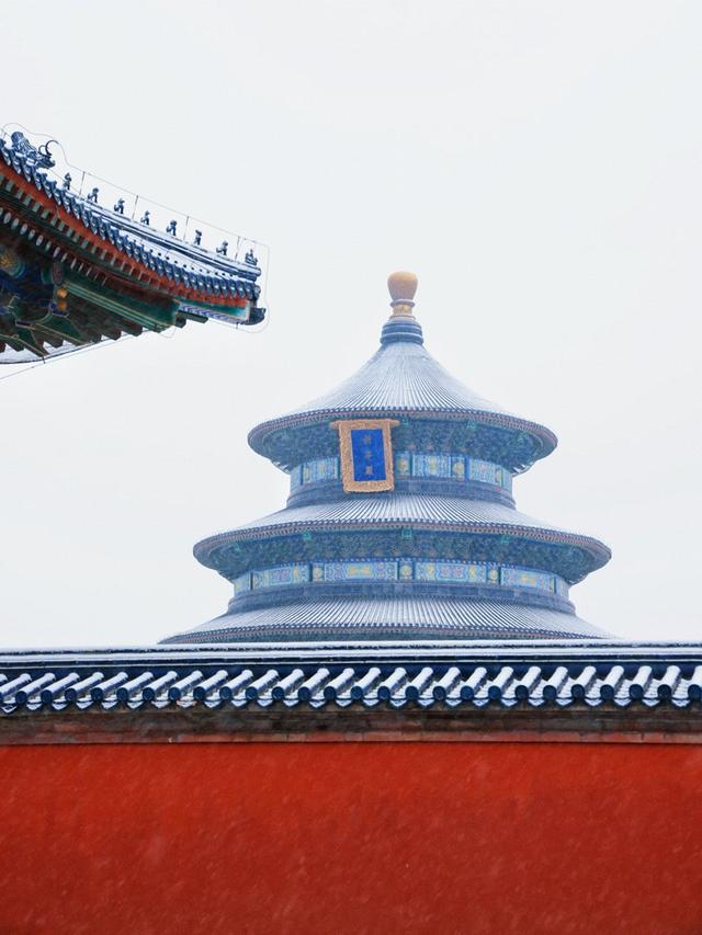 雪落天坛，红墙银装美景如画