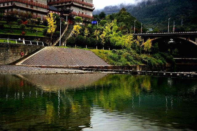 诗画冬日鹤峰：溇水波光里 银杏写诗篇