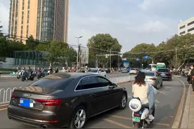 大量机动车在学府路排队逆行！昆明交警：罚款150元记1分图片