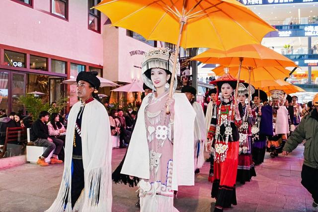 火把节开启昆明盛夏狂欢丨赴官渡之约，在火光中拥抱民族热情，在歌舞里感受昆明的“悠悠坦坦”