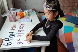 摆一摆、捏一捏、画一画，孩子们玩转学拼音图片