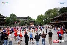 赏悬崖瀑布品土风苗韵 全球旅行商代表团“打卡”芙蓉镇图片