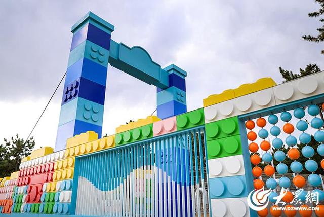四季予你｜烟台莱山“积木桥”惊艳亮相：童趣与科技交融，打造滨海新地标