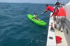 “小孩哥”划船海钓漂流一夜被救起：回家没挨揍，又开心地出去玩耍了图片