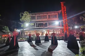 “奔跑吧·少年”软式棒垒球嘉年华邂逅边屯古镇 文旅体融合点亮周末夜图片