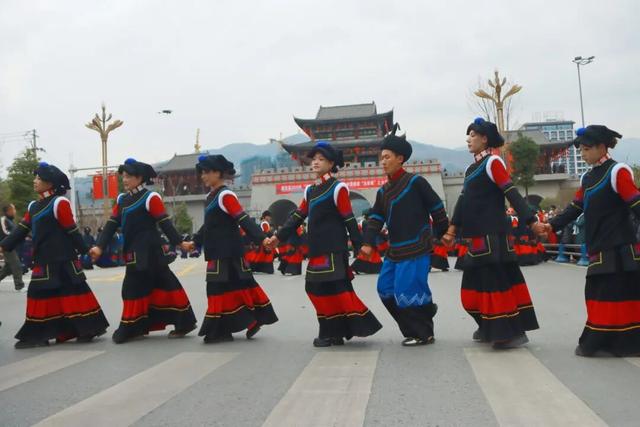【冬季暖阳 凉山不凉】点燃全场！越西达体舞展演活动精彩上演