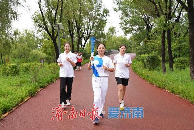 袈裟泉涌千年韵！2025济南国际泉水节“泉炬”传递抵达长清