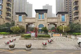 子母车位按停车数量收费？ 菏泽一小区物业新规引不满图片