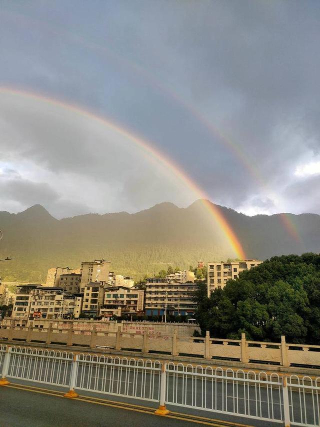 鹤峰秋来风景异 彩虹霞光映容美