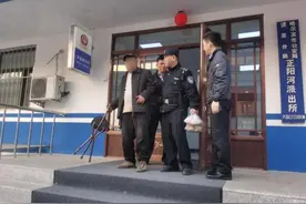 八旬老人体力不支难行走 巧遇巡逻民警暖心相助图片