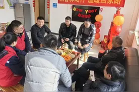 温暖回家路，卡车司机在加油站吃上了年夜饭图片
