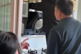 净厨暖心！社区为居民免费清洗油烟机图片