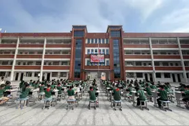 江西会昌县第八小学举行百人现场书画大赛图片