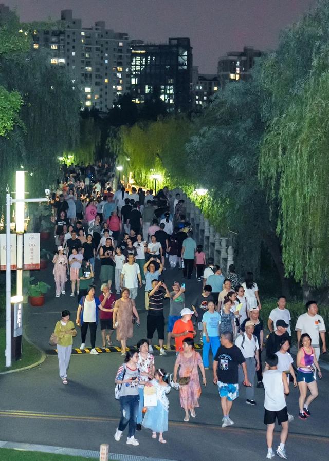 人从众……今夏火出圈！本地居民、全球游客都为静安这里的夜停留丨静安“夜”精彩