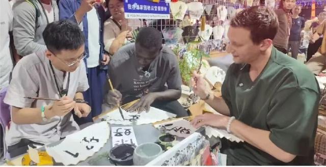 “摊手无语”表情包开口说话了！“中国之行远超预期”