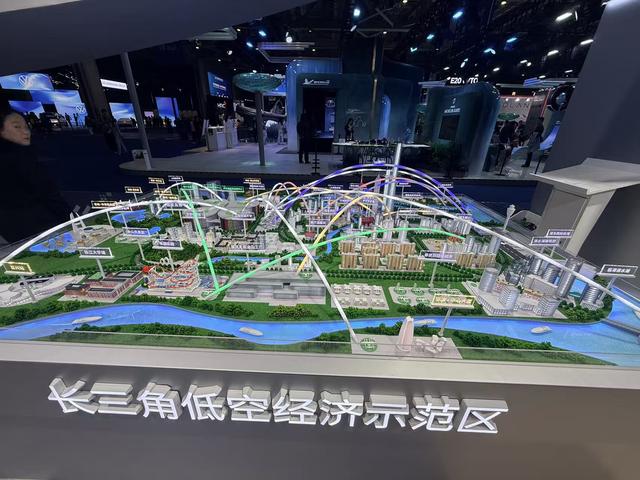 10分钟到上海五大新城 沉浸式体验“打飞的” eVTOL适航争夺战直指2027｜进博会观察