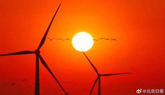 绝美夕阳！北京玉渊潭公园现“金光穿洞”