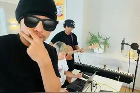 周杰伦在社交平台晒出比耶录音照，经纪公司回应：传闻所有内容与周杰伦无关图片