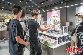 谁在给“顶流”LABUBU做新衣图片