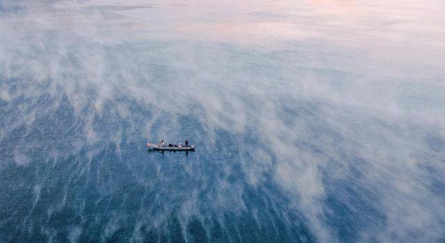 泸沽湖：薄雾轻舟入画来 冬韵泸沽醉游人