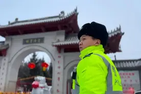 市民庙会祈福，松原交警用心守护 | 春节在岗图片