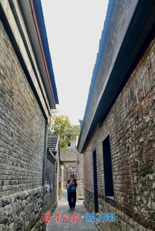 秋色映古韵 济南上新街老建筑成打卡热点