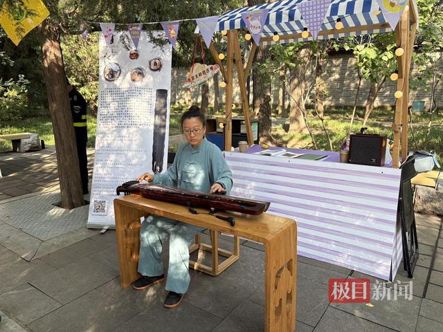 北京月坛公园中秋氛围拉满：“超大号”月饼灯引游客纷纷合影，穿机械服的“赛博玉兔”圈粉
