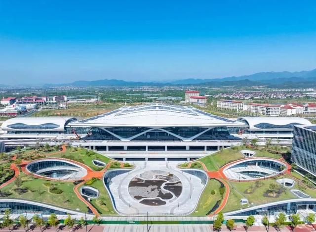 杭衢高铁正式运营！前方抵达“最不浙江”城市，逛吃超上头