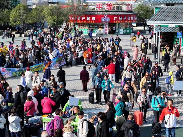 2000余名香港游客搭乘“冬游桂林”迎新专列抵达桂林！非遗赋能文旅融合，入境游热度再攀升