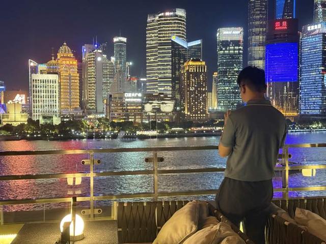 几十元团购一杯酒、周四女生免费...记者亲测：低成本也能上外滩露台欣赏绝佳景色丨精彩夜上海