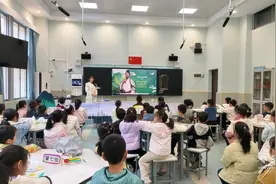与AI“诗仙”跨时空对话 小学生与李白共“画”山水图片