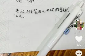 两男孩吃饭差2元，主动用新笔抵餐费，老板女儿：孩子真有礼貌，准备了两盒笔，希望能再次相遇图片