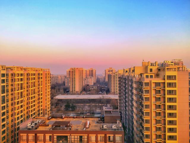 夕阳为京城加上金红色滤镜，绘就冬日诗意美景