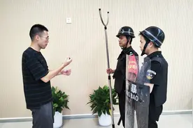 以“演”筑防，临“暴”不乱，幼儿园进行反恐防暴演练图片
