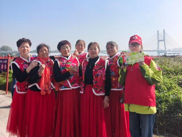 金菊铺锦映江城，志愿红暖赏菊路，武汉文旅志愿者护航金秋菊展