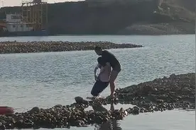 湖南澧县：民辅警生死时速救援落水少年图片