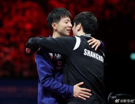 比赛结束后马龙和樊振东拥抱致意