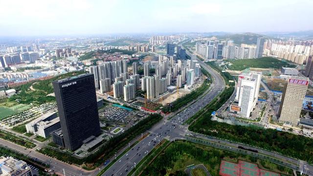 后来我走过了很多路，再没见过经十路那样的路