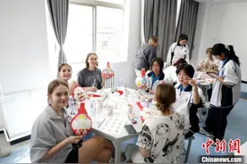 俄罗斯青少年古都“舞文弄墨” 感受“笔尖上的传统”图片