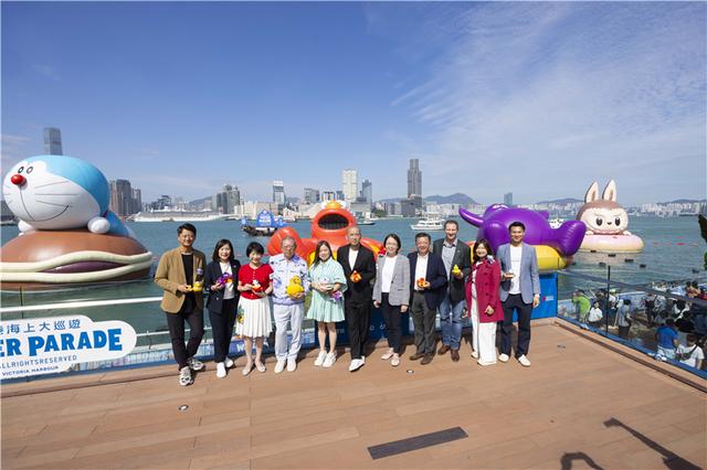 香港举办“维港海上大巡游”活动 “LABUBU”等巨型充气雕塑亮相