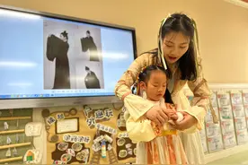 “汉服日”遇上世界问候日，小朋友们沉浸式学礼仪图片